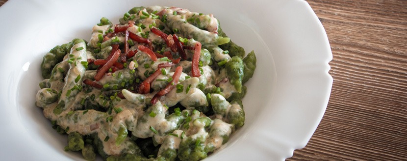 Spätzle agli spinaci con panna e Speck